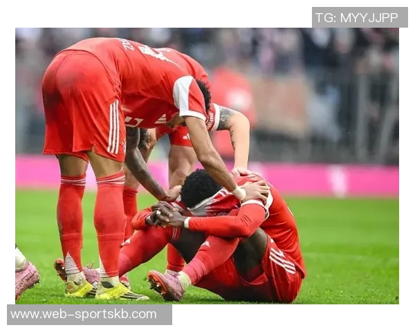 阿方索戴维斯与伊藤洋辉亮相拜仁今日训练场景